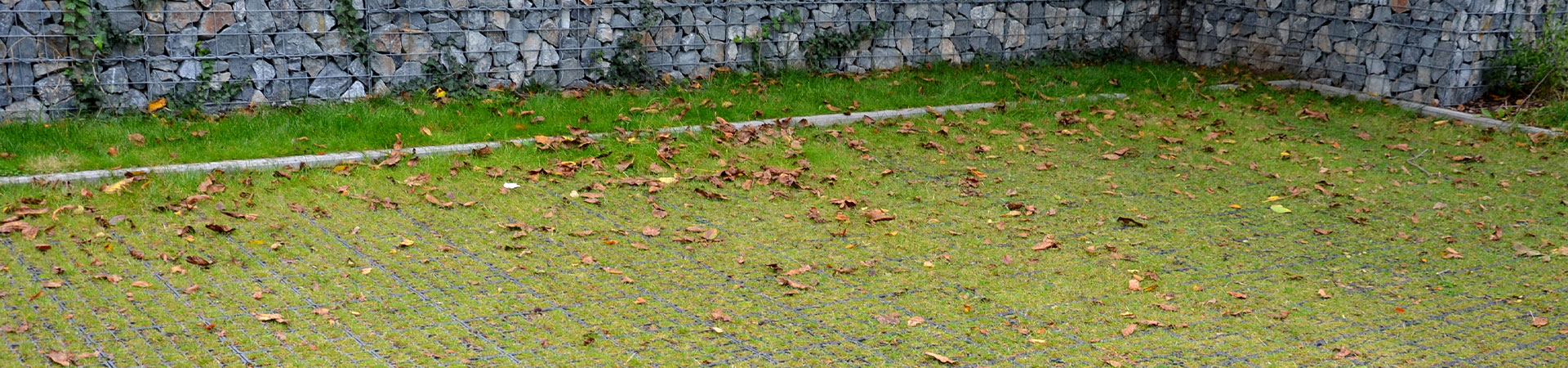 Rasengitter befahrbar - Grünflache mit Herbstlaub