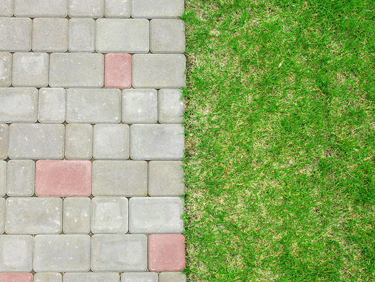 Rasengitter Einfahrt - Rasenfläche mit Pflastersteinen